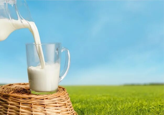 Фото молока на зеленом фоне куплю молоко Купить продукты питания