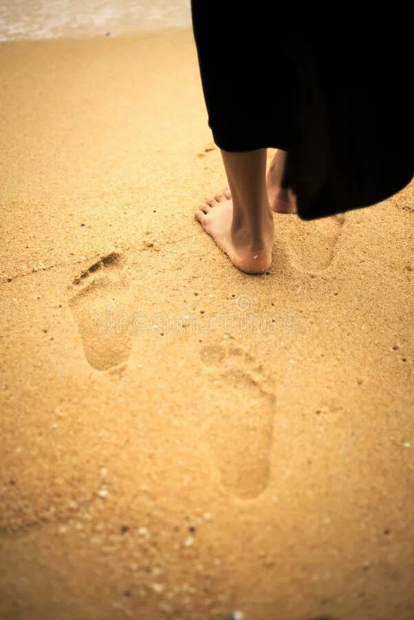 След женщины. Следы девушки на песке. Следы ног на песке. Отпечаток стопы на песке. Босоногие следы.