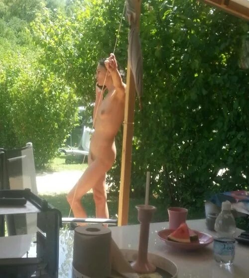 Дачный нудизм с коротко стриженной телочкой