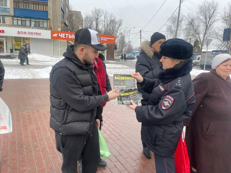 Ул чехова полиция. Пешеход. Несовершеннолетний и полиция. Полицейский на пешеходном переходе. Меркулов Чехов полиция.