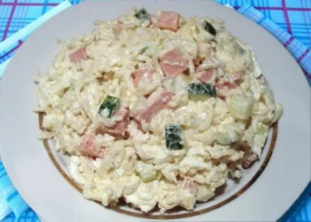 Вкусный салат с яйцом и колбасой