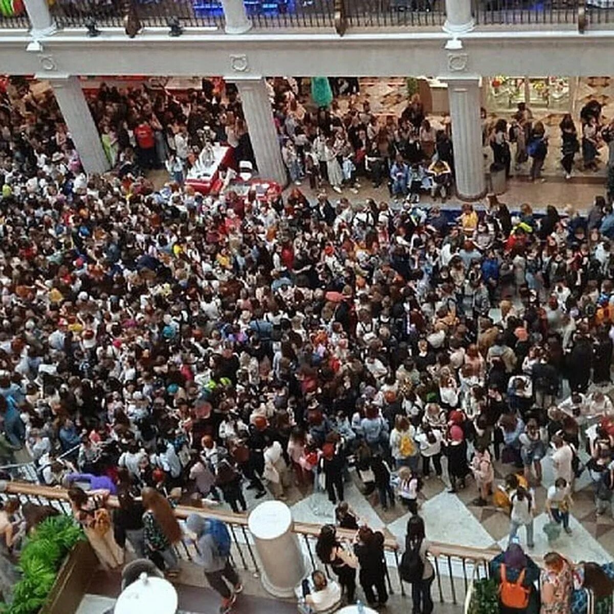 Почему закрывали центр. Очередь в цдм. очередь в центральном детском мире. центральный детский магазин.