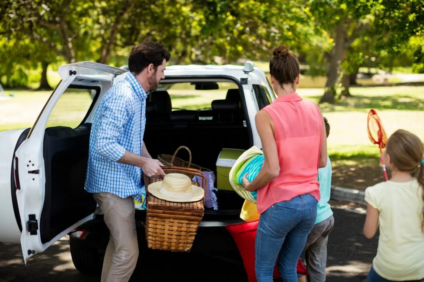 Items car. Пикник в багажнике. Пикник в машине. Машина на пикник загруженная. Семейные вещи.