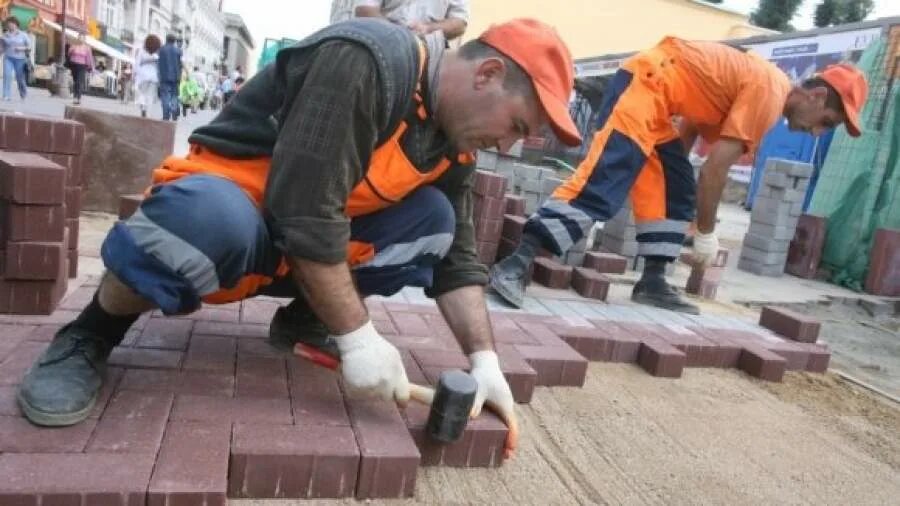 рабочие на тротуарную плитку. укладчик тротуарной плитки. укладка плитки. рабочие на тротуарную плитку. подсобный рабочий на укладку тротуарной плитки.