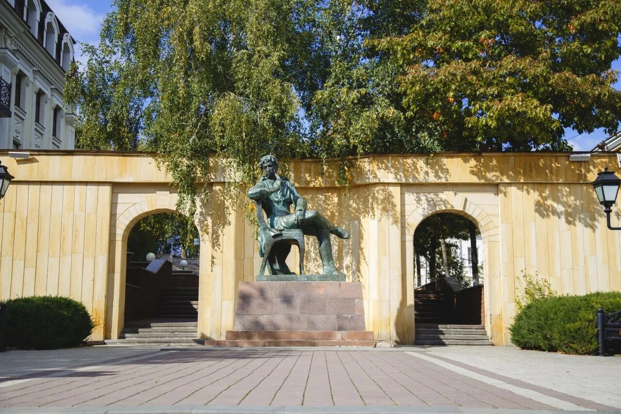 Памятник Пушкину в Ставрополе. Пушкин в Ставрополе. Памятник Пушкину в Ставрополе фото. Пушкина хмельницкие Ставрополь.