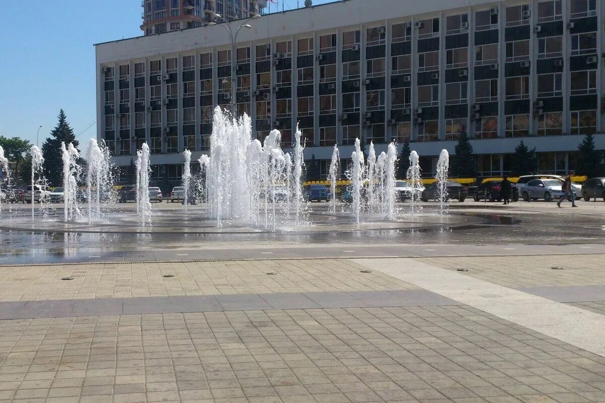 Краснодар триумфальная арка фонтан. Фонтаны города краснодара. Поющий фонтан, краснодар буденного. Драмтеатр краснодар фонтан. Краснодар площадь города.