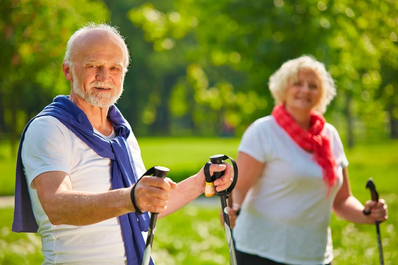 Активное долголетие для пожилых. Скандинавская ходьбадляпожылых. Пожилые люди. Скандинавская ходьба для пожилых людей. Здоровые пожилые люди.