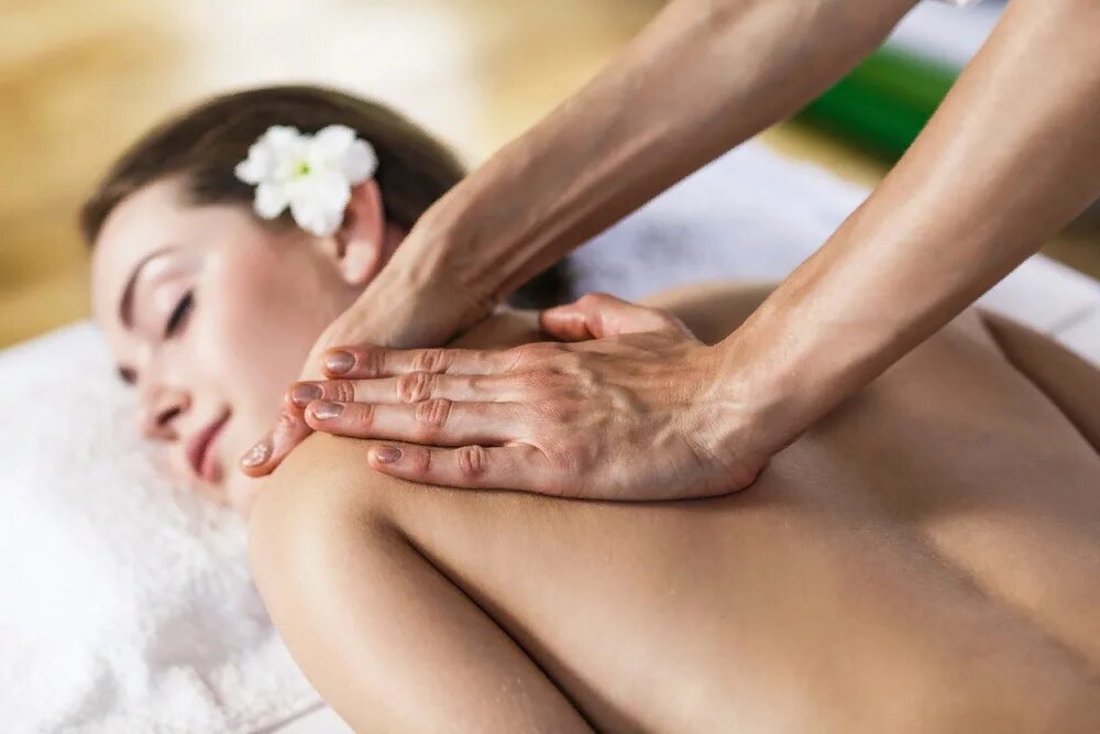 Massage 7. Мужские руки массажиста. Красивый женский массаж. Массаж спины. Ручной массаж.