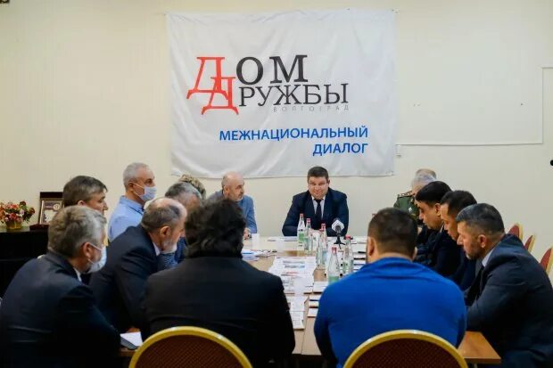 Диаспоры волгограда. Следующий руководитель армении. Представители диаспор волгоград. Пресс конференция активно обсуждают позитив круглый стол фон. Дом дружбы волгоград казбек фарниев.
