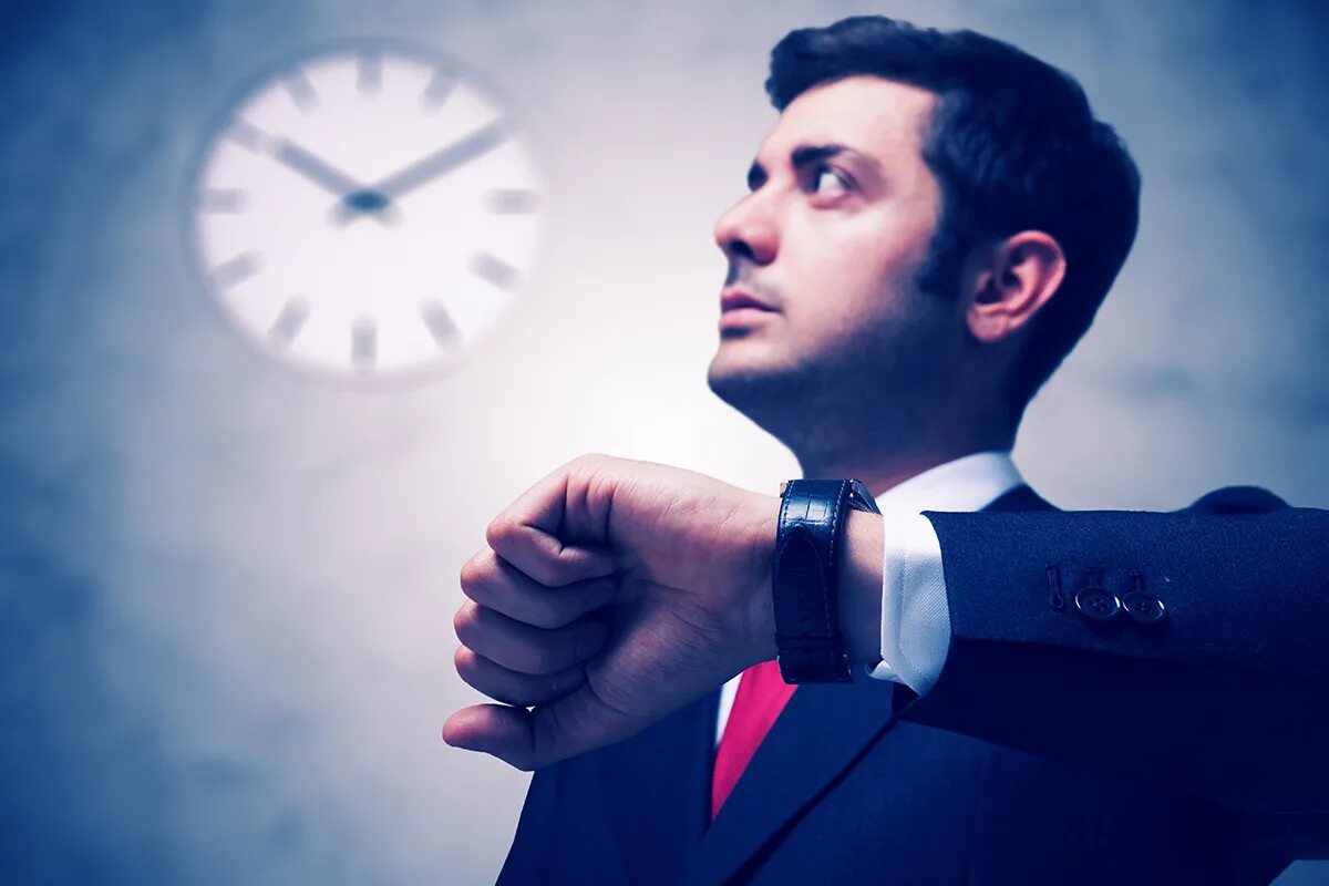 Человек смотрит на часы. Смотрит на часы. Человек часы. Бизнесмен с часами.