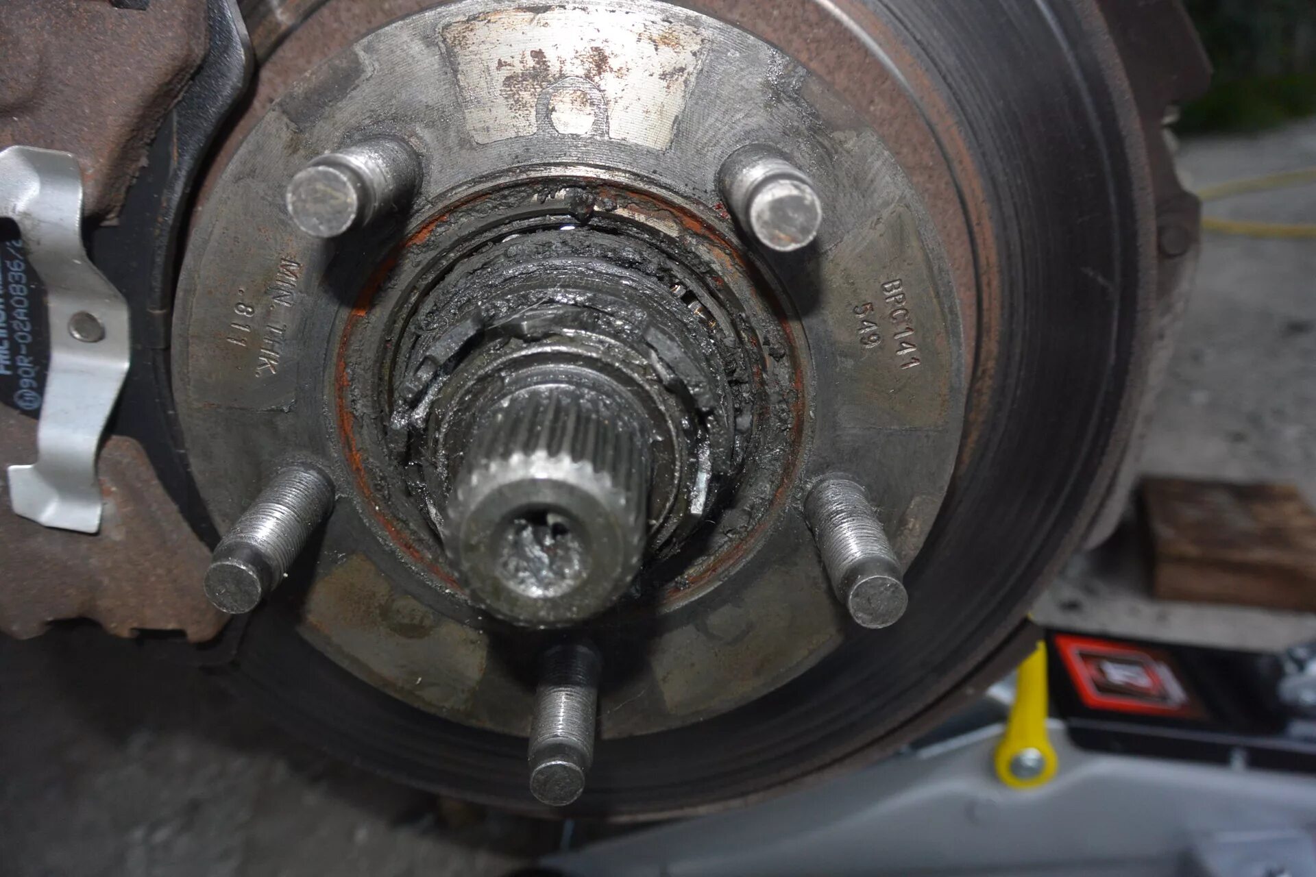 Ступица задняя кия сид 2015. Замена ступицы (замена подшипника задней ступицы);. Редуктор ступицы с рычагами. Заменить ступицу. Головкой «на30» ослабляем гайку подшипника ступицы.