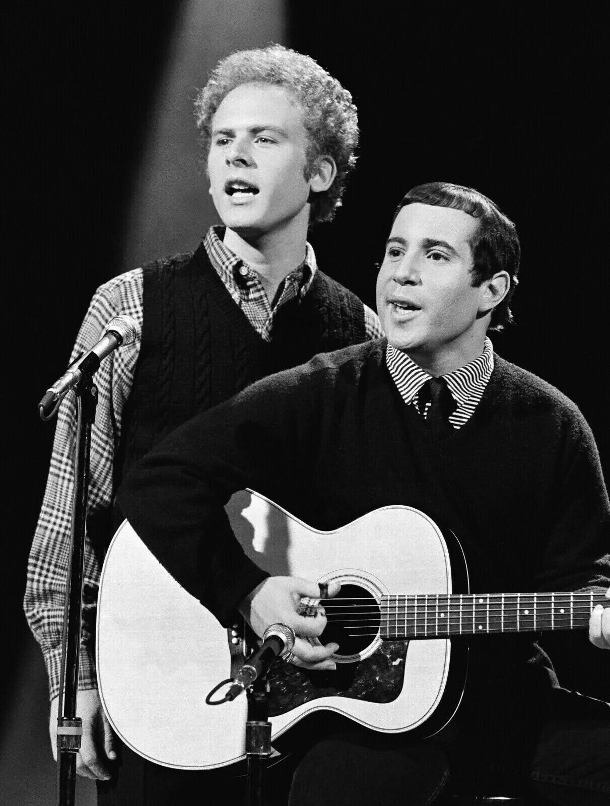 Paul simon and art garfunkel. Simon & garfunkel. Simon and garfunkel 2022. Пол саймон и гарфанкел. Пол саймон и гарфанкел.