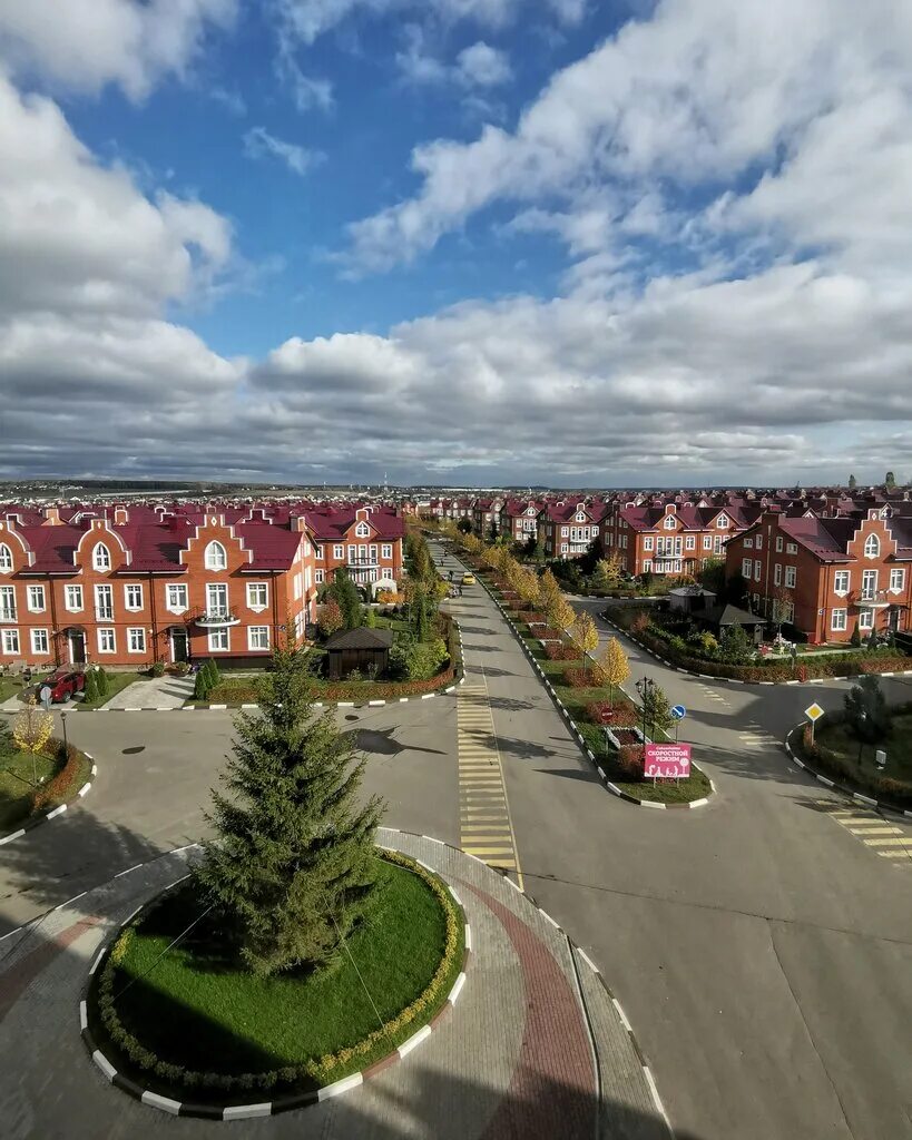 Красный поселок деревня,кембридж. Поселок кембридж московская область. Кембридж коттеджный поселок. Поселок кембридж московская область. Коттеджный посёлок кембридж новорижское шоссе.