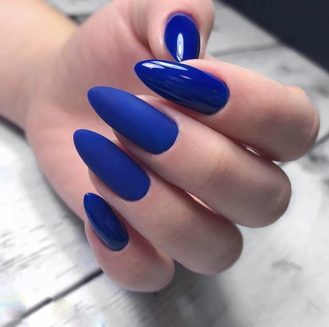 Синие ногти миндаль. Синий маникюр. Темно синие ногти. Синие матовые ногти. Синий матовый маникюр.