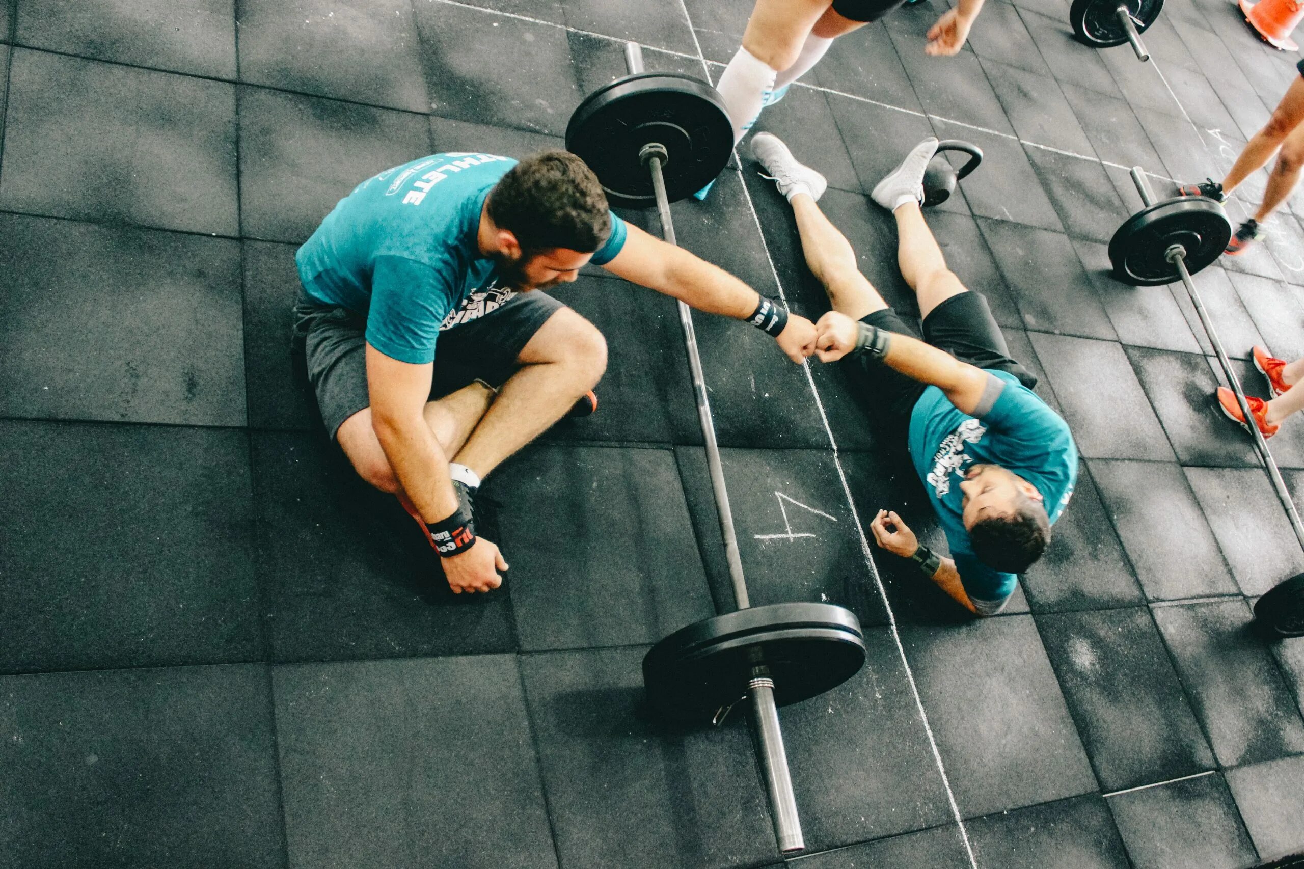 Asian gym. Тренировка в зале. Фитнес кроссфит. Кроссфит в зале. Мужчина в спортзале.