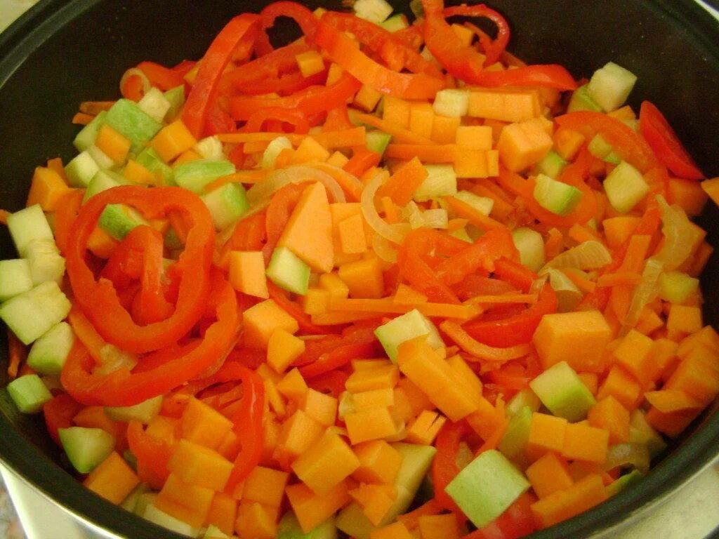 Кабачки овощи в мультиварке. Рагу из овощей. Болгарский перец рагу. Овощное рагу с кабачками лук морковка. Кабачок морковь рагу.