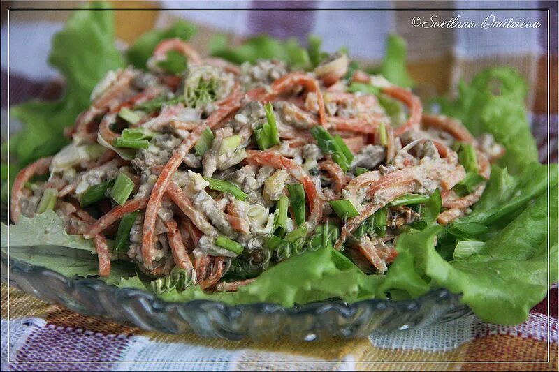 Салат с печенью говяжьей и морковью и луком. Салат с куриной печенью и корейской морковью. Салат из печени с солеными огурцами и морковью и луком.