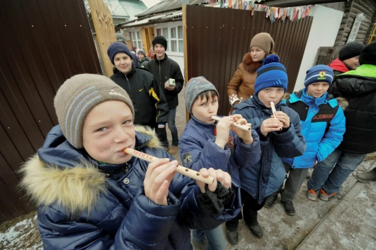 Куда можно с детьми. Двор полезных забав Бирюльки. Двор полезных забав «Бирюльки» в Рамони. Ижевск куда сходить с детьми. Антимузей Бирюльки.