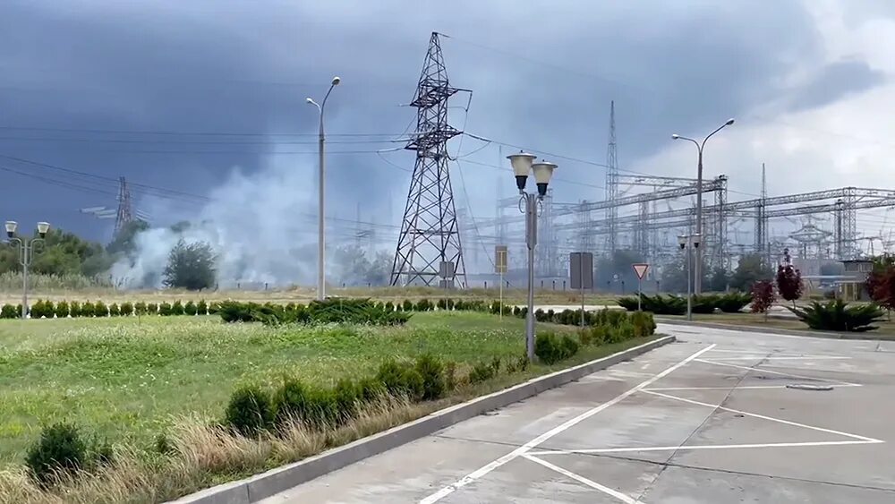 Запорожская аэс дроны. Атомная АЭС Энергодар. В Энергодаре Запорожская ТЭС. Энергодаре АЭС 2022. Энергодар обстрел АЭС.