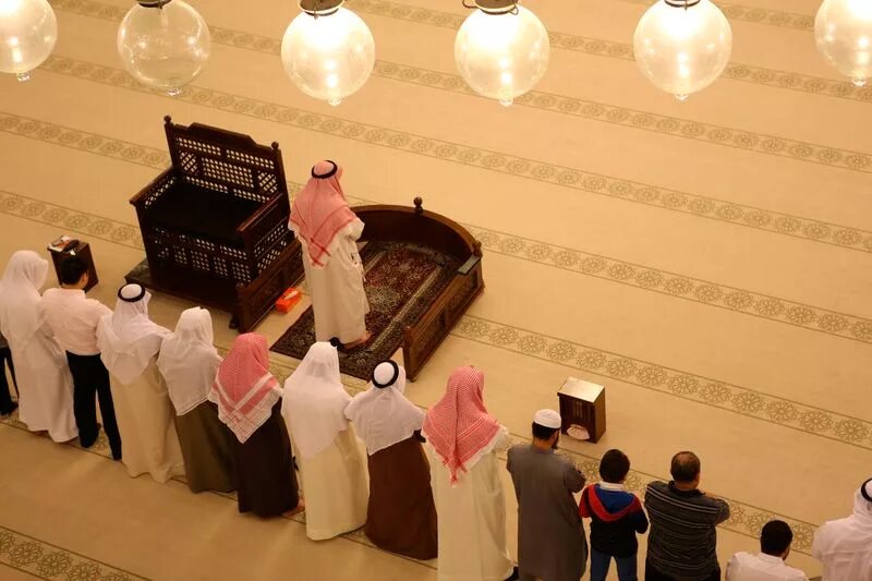 джамаат намаз. мусульмане в мечети. коллективный намаз имам. намаз в новосибирске праздник. утренний коллективный намаз.