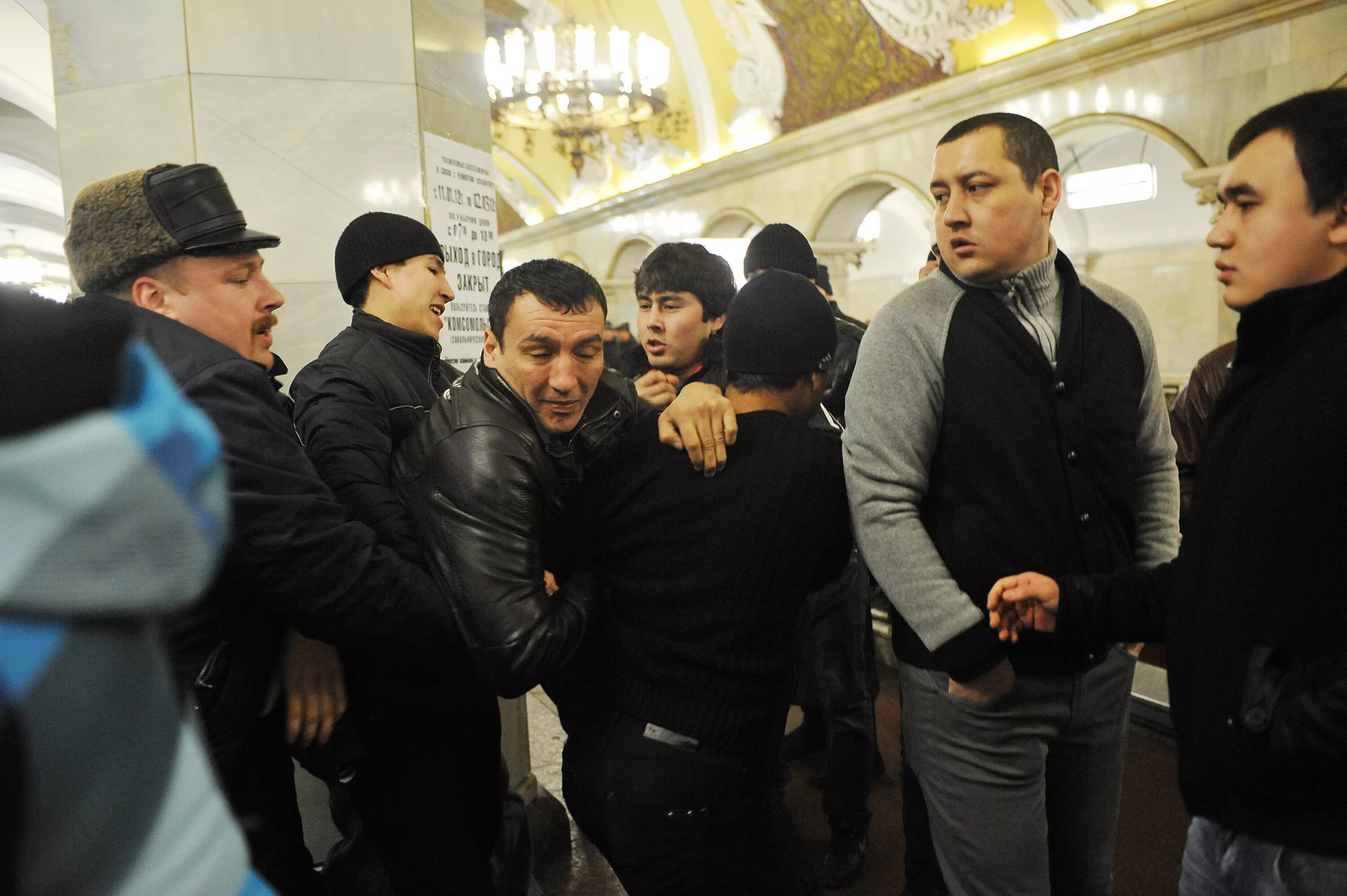 Таджикский метро. Узбеки в метро. Гастарбайтеры в Московском метро. Толпа мигрантов. Мигранты в метро.