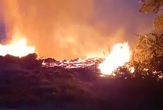 Взрыв в саратовской области сегодня. Огонь пожар. Пожар ночью.