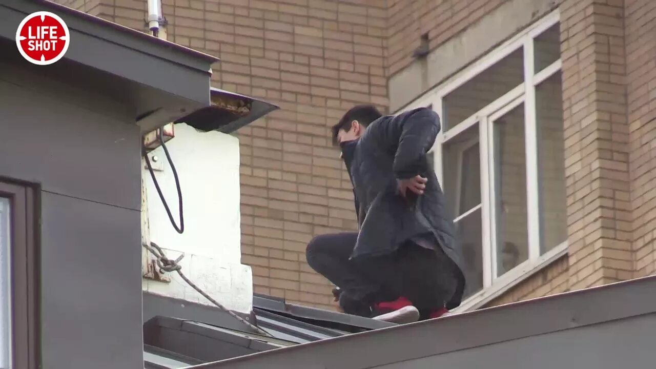 Почему парни лезут. Человек лезет на крышу. Залез на крышу. Мужчина лезет на крышу. Парень лезущий на крышу.