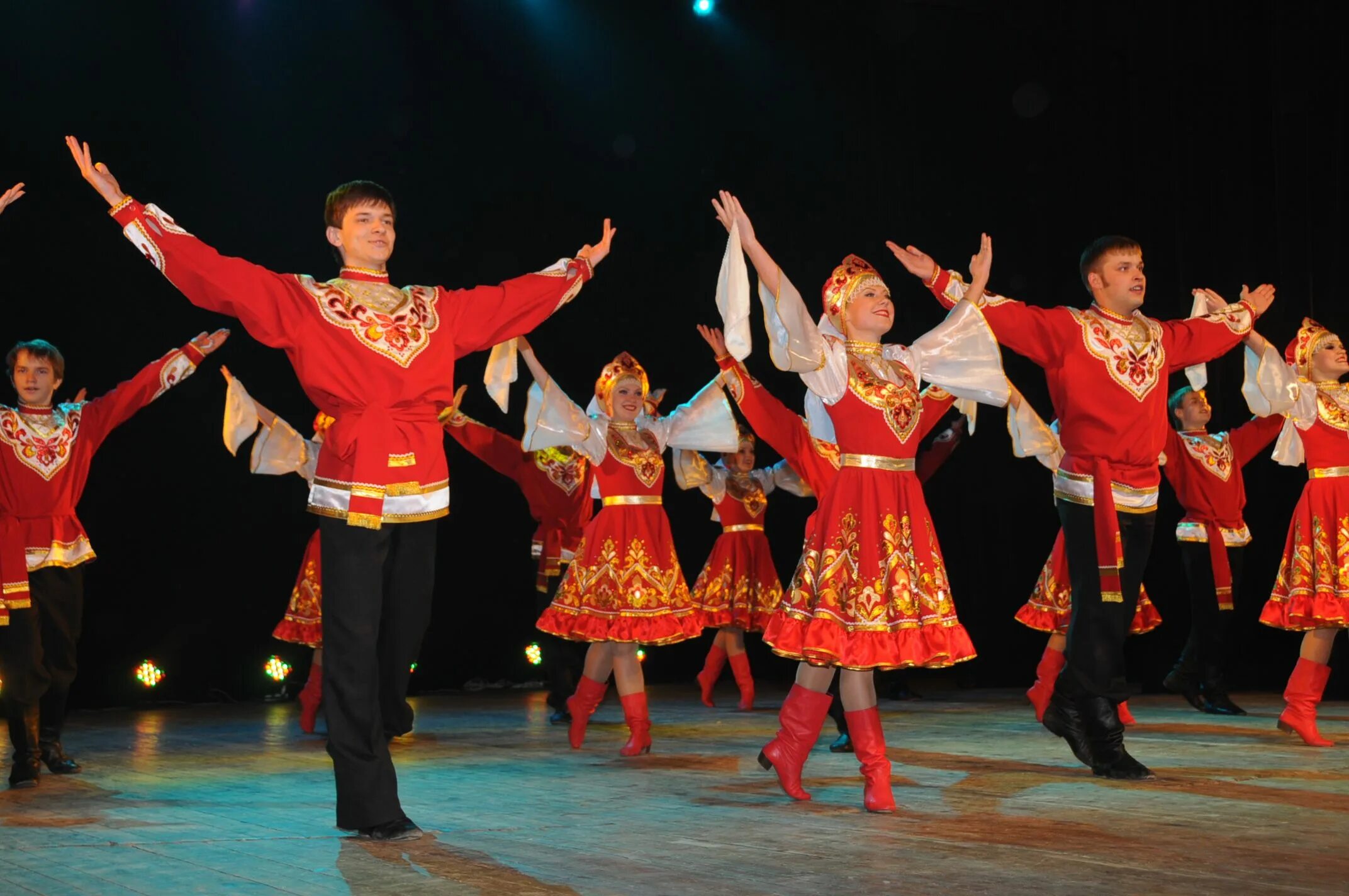 Народный танец без слов. Народные танцы. Русский танец. Русско народные танцы. Народниктпнец.