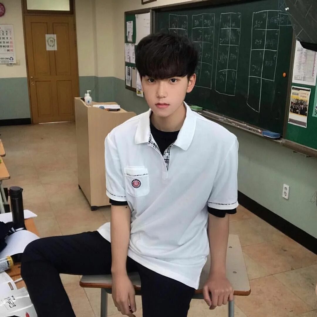 Парни в школе 18. Корейские мальчики школьники. Кореец школьник красивый. Корейцы в школе парни. Красивые корейские парни школьники.