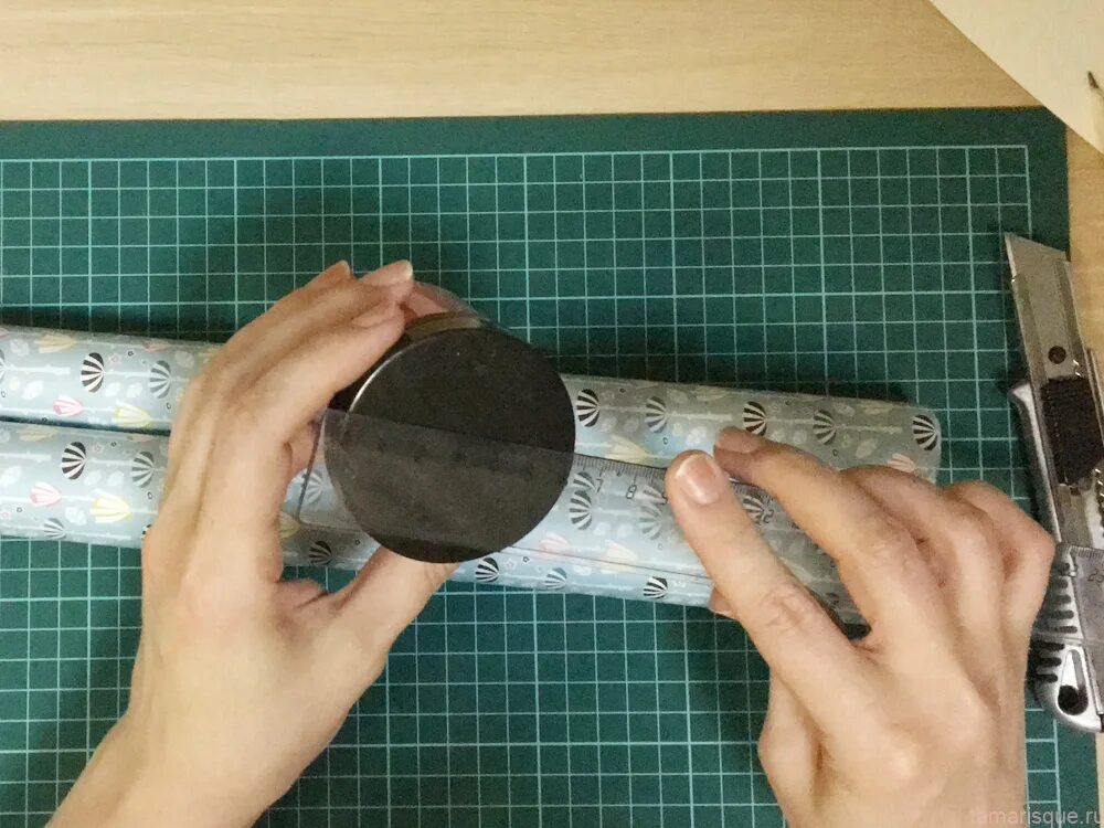 Круглые коробки из картона. Бумага для упаковки подарков. Обернуть банку бумагой. Упаковка круглого подарка в бумагу. Упаковать подарок в бумагу.