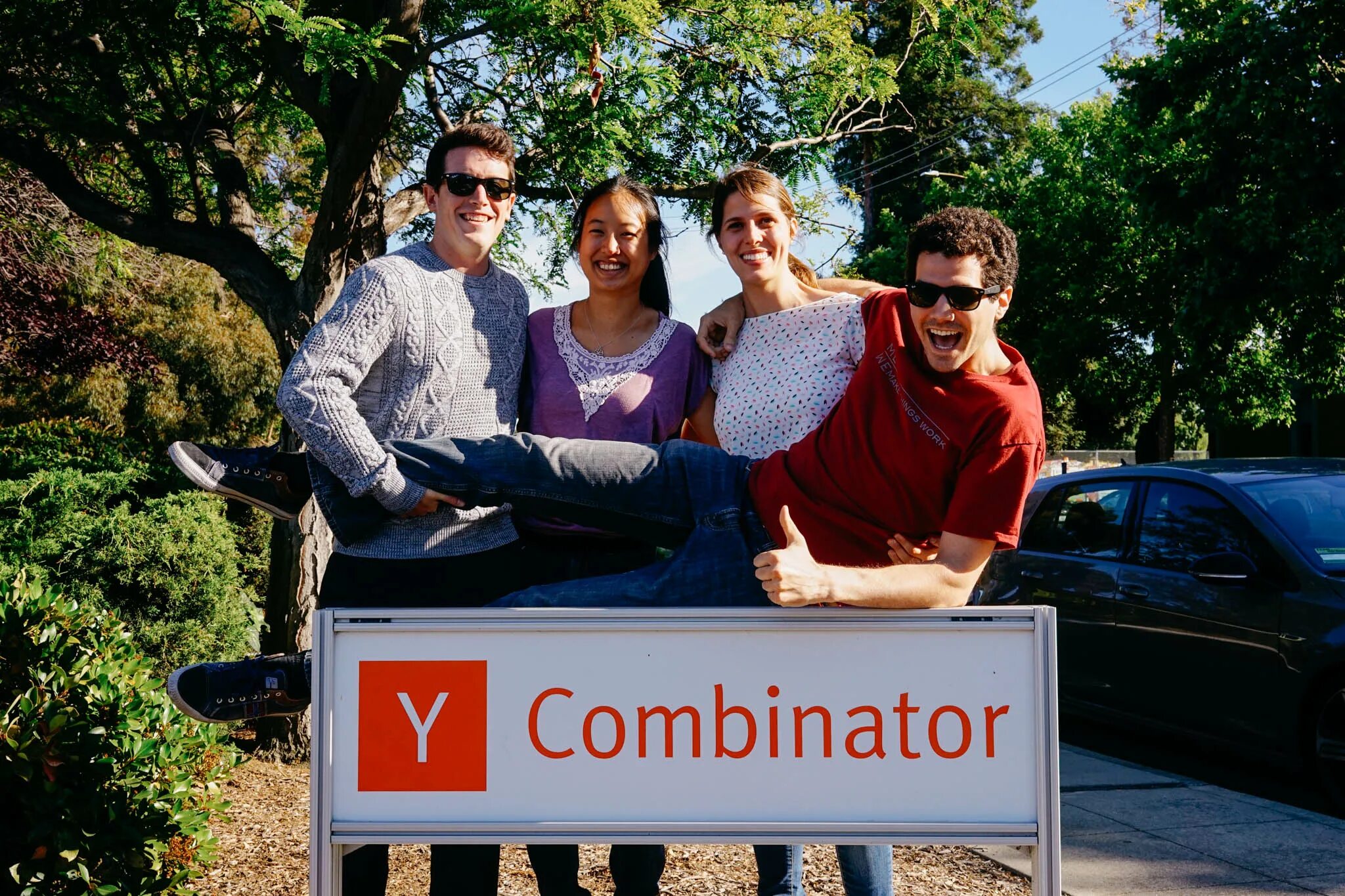 Игра комбинатор в плюс. Ycombinator. Вайт комбинатор. Y Combinator компания. Y Combinator здание.