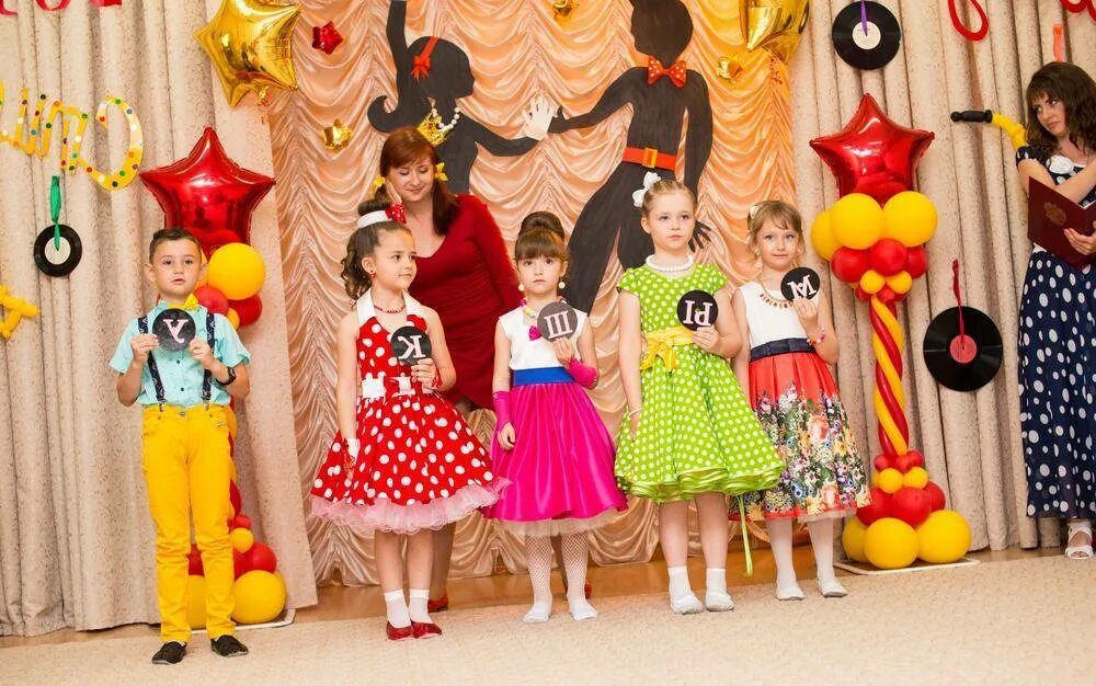 Сценки про школу на выпускной в 9 классе. Выпускной вечеринка. Сценка на выпускной. Сценка на выпускной в школе 11 класс. Сценарии необычных выпускных.