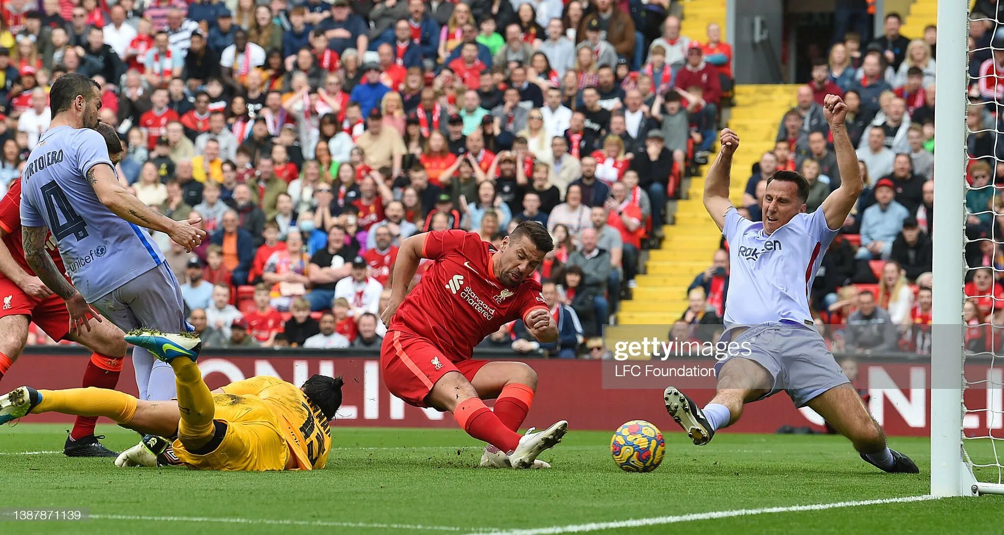 Энфилд Барселона Ливерпуль. Энфилд Ливерпуль Барселона матч. Liverpool Barcelona 4-0. Барселона Ливерпуль ответный матч.