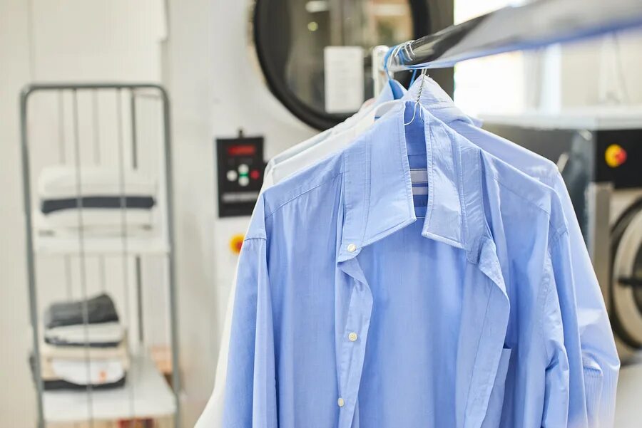 Белая рубашка стирка. Белая рубашка на вешалке. Стирка рубашек. Чистая рубашка. Рубашка после стирки.