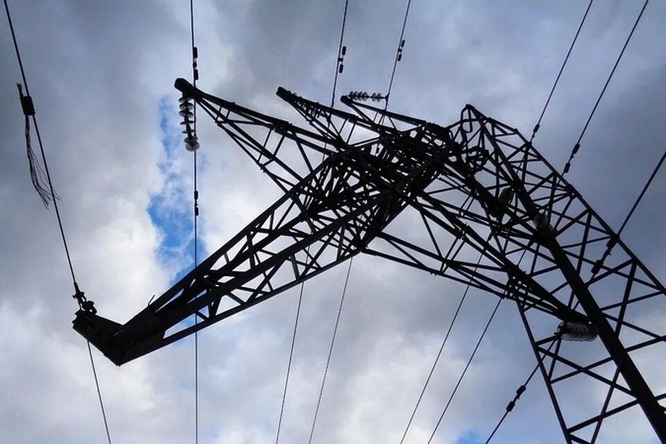 Обрыв провода 110 кв. Сломанные опоры 110 кв. Упавшая опора лэп 110кв в приморье. Повреждения на вл 10 кв. Упавшая опора лэп 110кв в приморье.