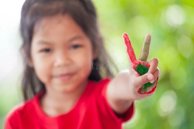 Игры два пальца. Ребенок показывает два пальца. Ребенок считает на пальцах. Ребенок показывает пальцем.