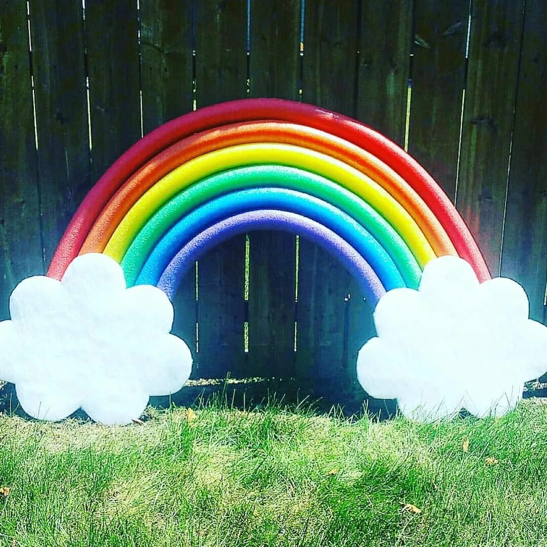 Радуга украшения. Фотозона в радужном стиле. Украшения для комнаты радуга. Украшения в виде радуги. Яркие украшения на лето.