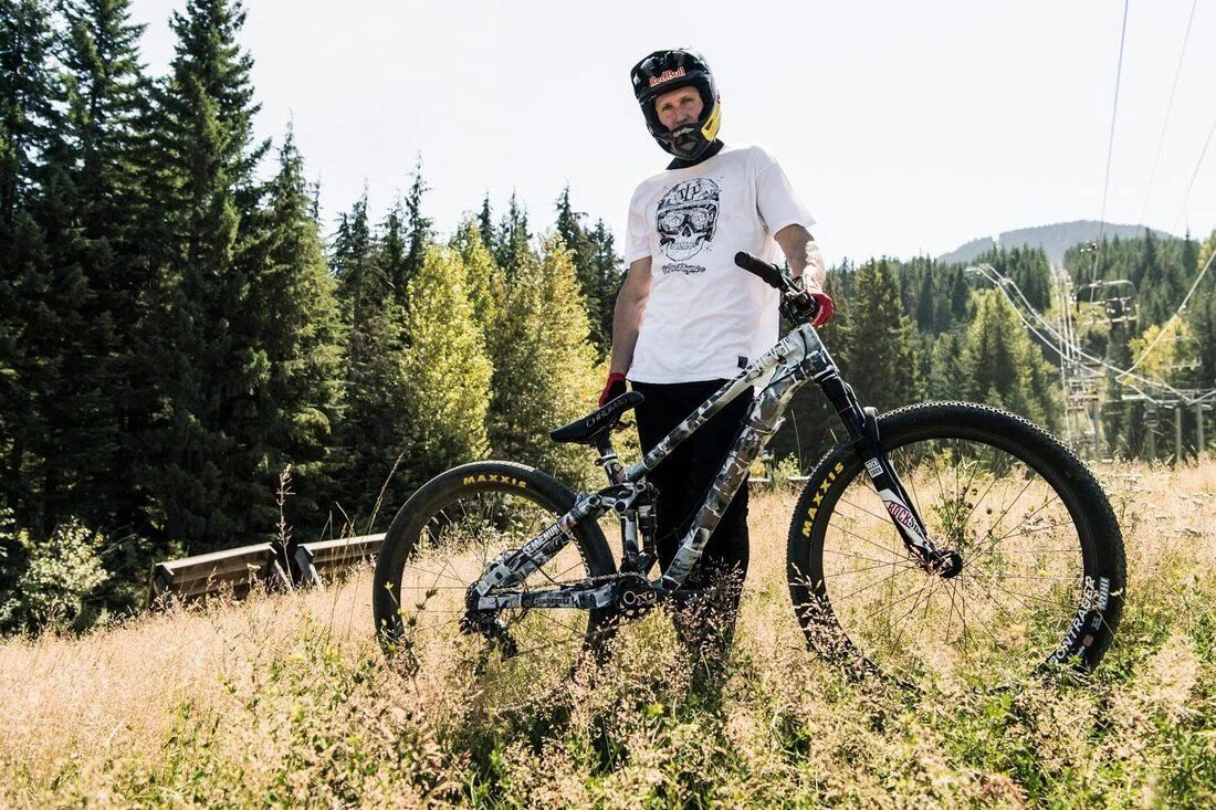 Brandon Semenuk. MTB Trek Rider. Велосипед Брендона Семенюка. Брэндон Семенюк велосипед.