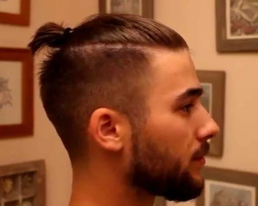 Мужской короткий хвост. Андеркат man bun. Колин фаррелл с коротким волосом. Мужская стрижка хвостик с выбритыми. Мэн бан + андеркат.