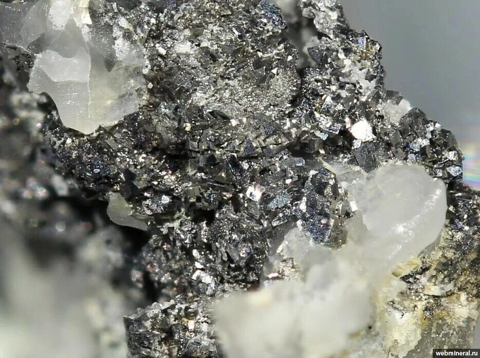Какие металлы серебристого белого цвета. Лёллингит минерал. Кальцит с кварцем. Леллингит Кристалл. Оловянный Колчедан.