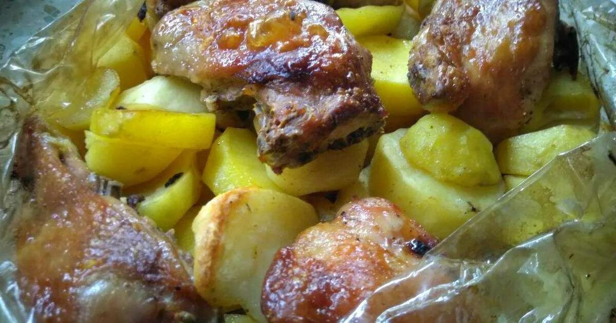 Как запечь курицу с картошкой в рукаве. Курица с картошкой в рукаве. курица с картошкой в духовке в рукаве. картофель с курицей в рукаве. курица с картошкой в рукв.