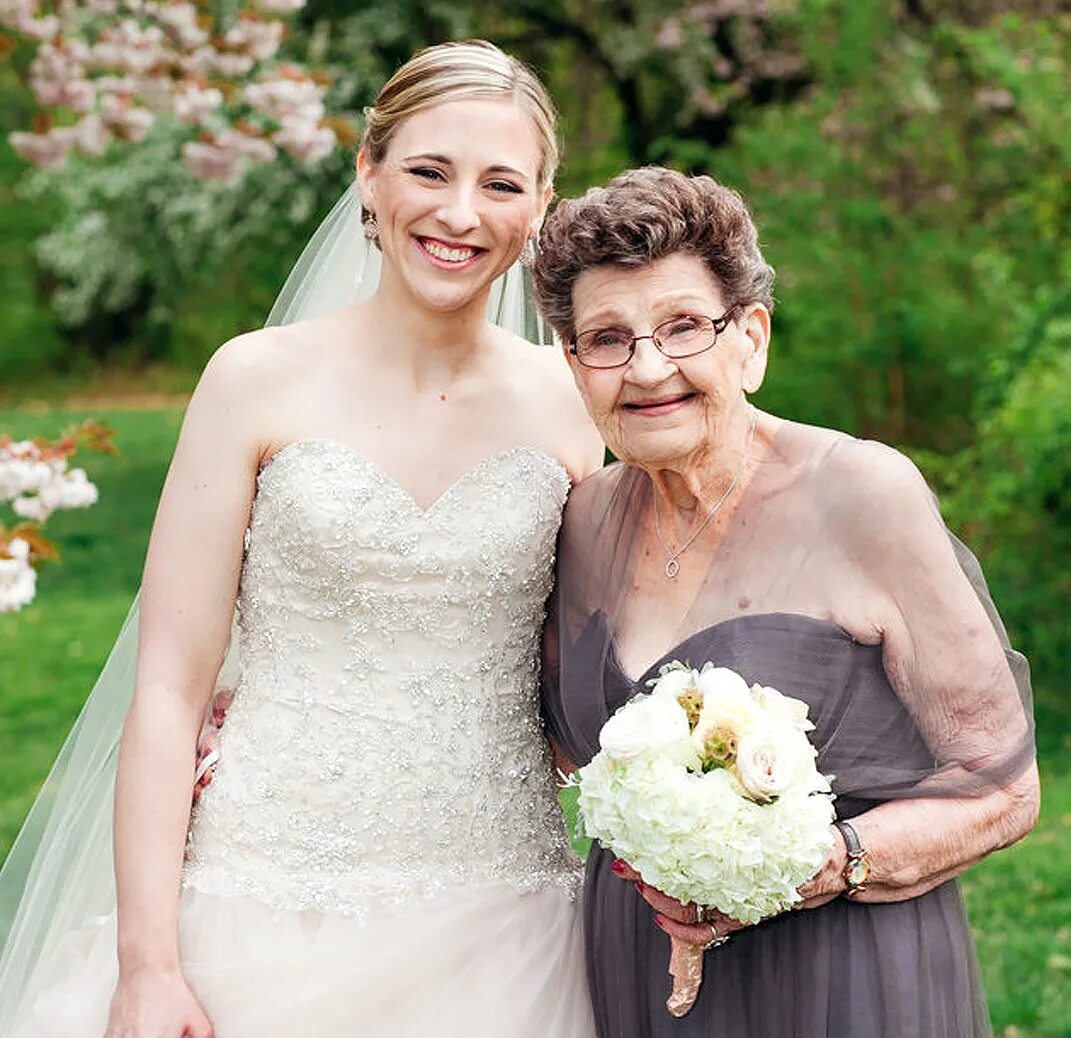 бабушки со свадьбой внучки. платье на свадьбу внучки. невеста старуха. открытка "свадьба". свадебные платья для пожилых женщин.