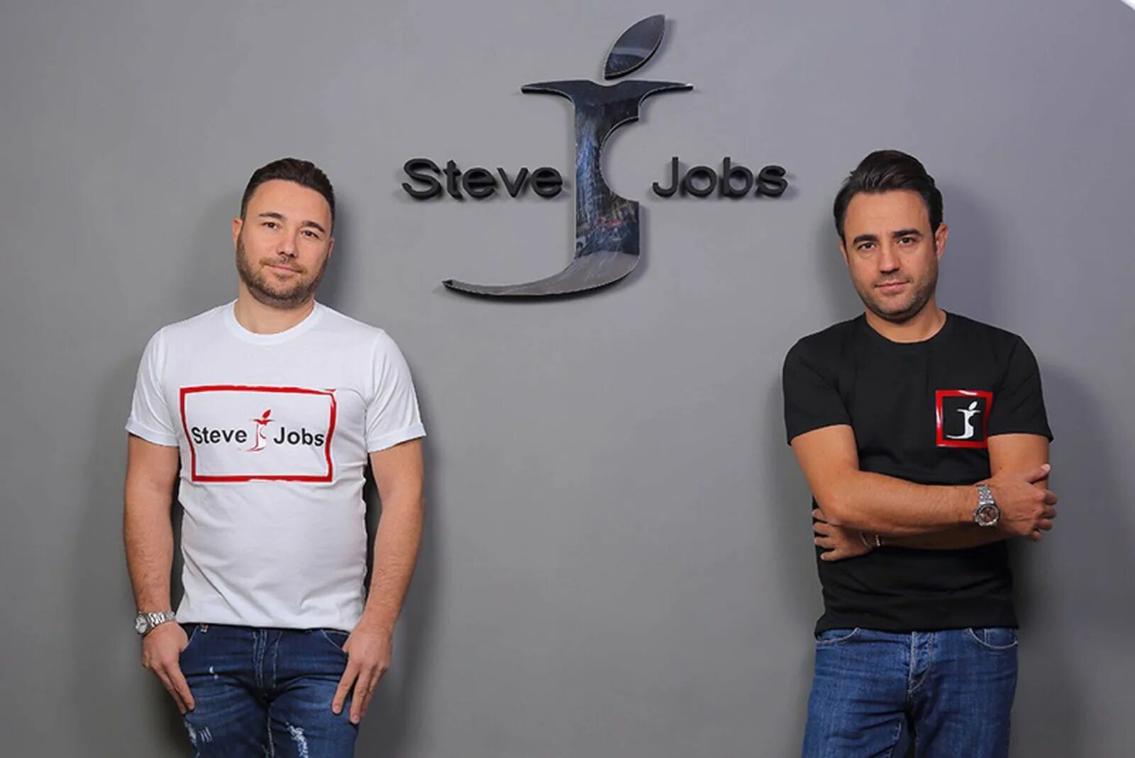 Создатели брендов одежды. Steve jobs бренд. steve jobs одежда. jobs — бренд итальянской одежды. стив марк.