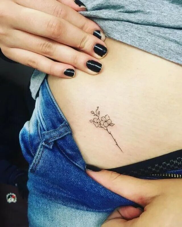 Тату на интимных местах девушек. Тату цветы на животе. Тату на интимной зоне женские. Тату на интимных местах девушек. Тату бабочки на животе.