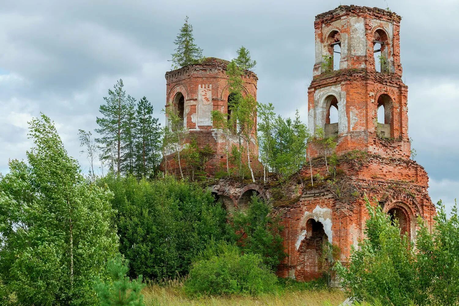 Позабытые места. Руины церкви в деревне Нижегородской области. Церковь разрушенная Новгородская область. Руины заброшенной церкви Пермский край. Заброшенный храм Серпуховский район.