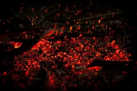 Загорелась осинка ярко красными огоньками