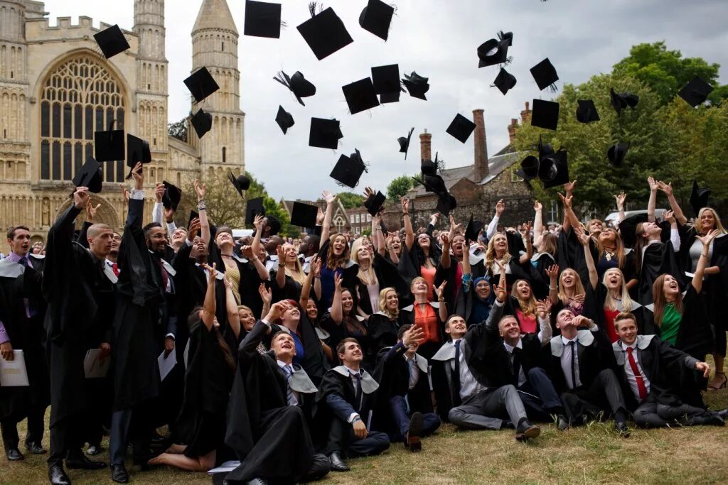 Students cambridge cambridge university. Выпускники Кембриджского университета. Университеты Оксфорда и Кембриджа в Англии. Кембриджский университет выпускники Кембриджского университета. Принстонский университет выпускники Принстонского.