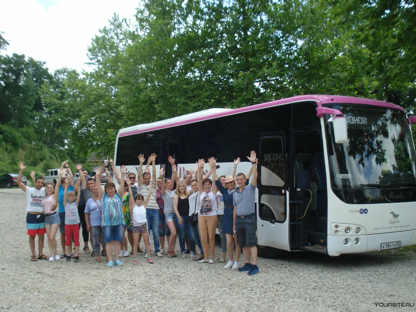 Экскурсия на автобусе. Автобусные туры. Экскурсионные автобусы в Абхазии. Туристические автобусы в Абхазии. Автобусные экскурсии на 2