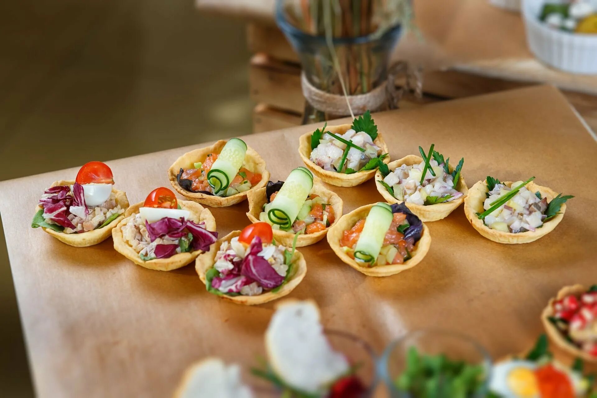 Бутерброды для фуршета. Холодные закуски для фуршета. Красивые блюда на праздничный стол профессиональный. Красивые закуски для фуршета. Закуски на праздничный стол 2022.