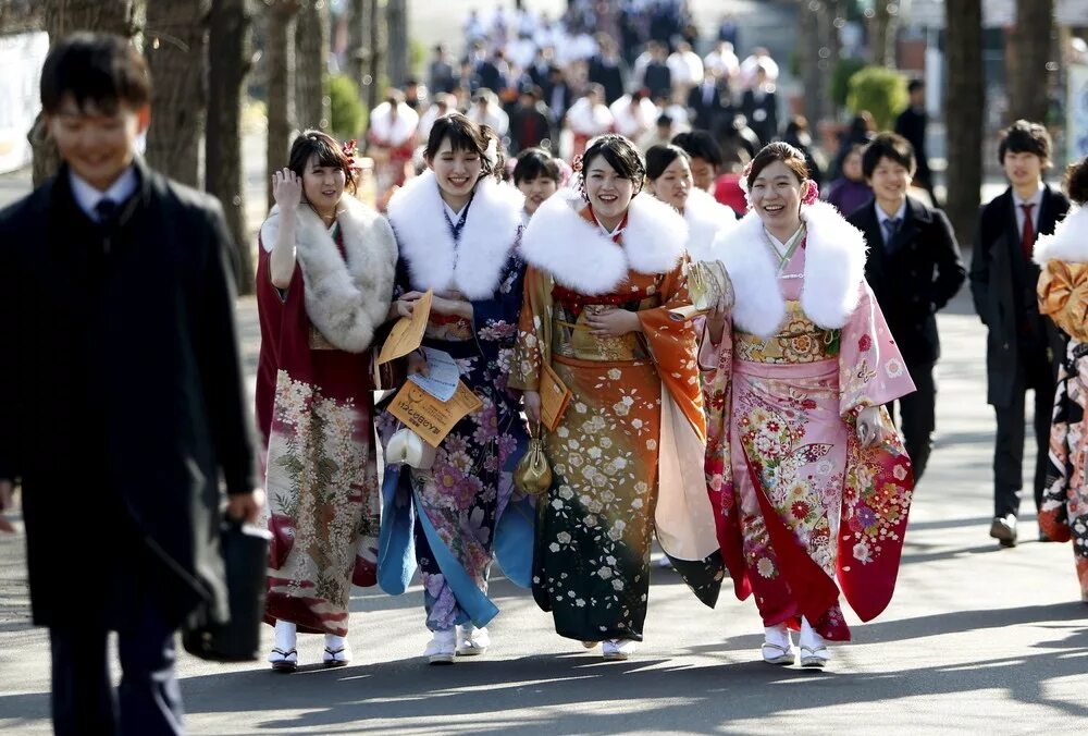 Сэйдзин но Хи день совершеннолетия. День совершеннолетия в Японии. Национальные праздники Японии. День совершеннолетия кимоно девушки Япония. В день совершеннолетия можно